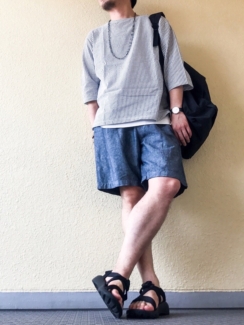 「ゆるコーデ、ワントーンコーデ、ボートネック、ストライプ、サッカー、タックパンツ、サンダル、バックパック」｜「ADAM ET ROPE'のシアサッカープルオーバーシャツ（シャツ/ブラウス、ブルー系）」を使った、Felix さん（メンズ・178cm）の秋コーディネートの1枚目の写真