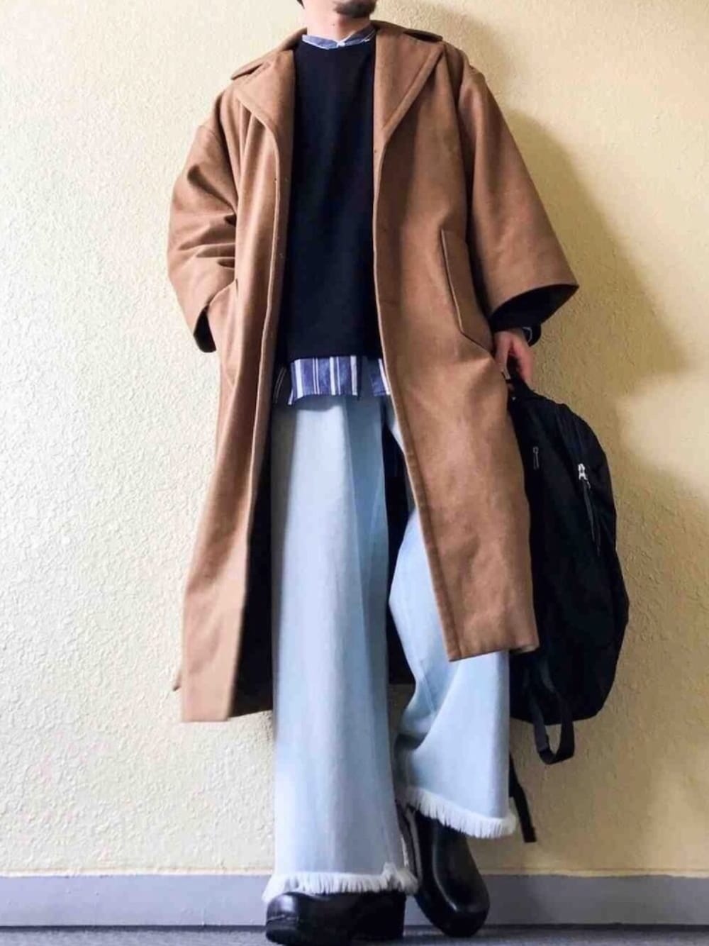 「ロングコート、オーバーコート、黒ニット、ロングシャツ、ボーダートップス、ワイドデニム、切りっぱなしデニム、サボ、バックパック」｜「ZIP FIVEのウールオーバーコート（チェスターコート、イエロー系）」を使った、Felix さん（メンズ・178cm）の春コーディネートの1枚目の写真