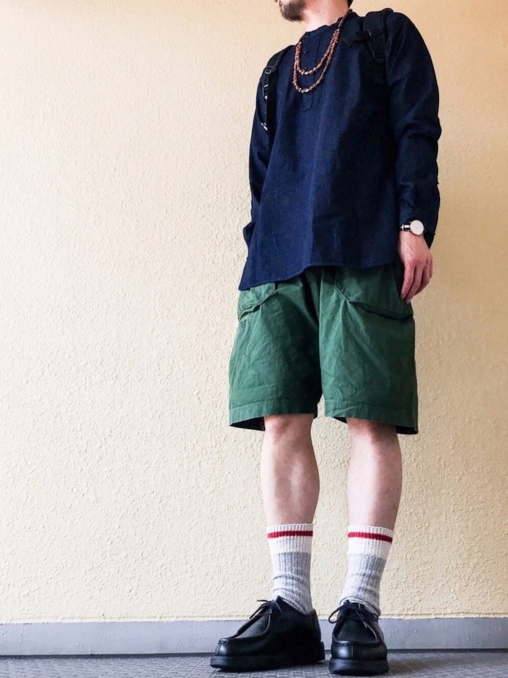 「古着MIX、ビッグシルエット、プルオーバーシャツ、デニムシャツ、グランパシャツ、ミリタリーパンツ、ハーフパンツ、革靴、バックパック」｜「かぐれのBRAIN　grandpa shirts（シャツ/ブラウス、ブルー系）」を使った、Felix さん（メンズ・178cm）の夏コーディネートの1枚目の写真