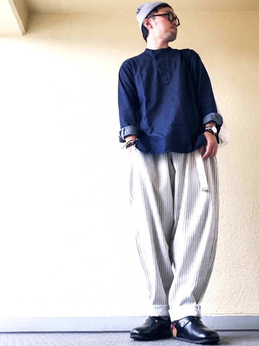 「秋服準備はじめました、デニムシャツ、プルオーバーシャツ、グランパシャツ、ストライプパンツ、スウェットパンツ、サンダルに靴下、ニット帽」｜「かぐれのBRAIN　grandpa shirts（シャツ/ブラウス、ブルー系）」を使った、Felix さん（メンズ・178cm）の秋コーディネートの1枚目の写真