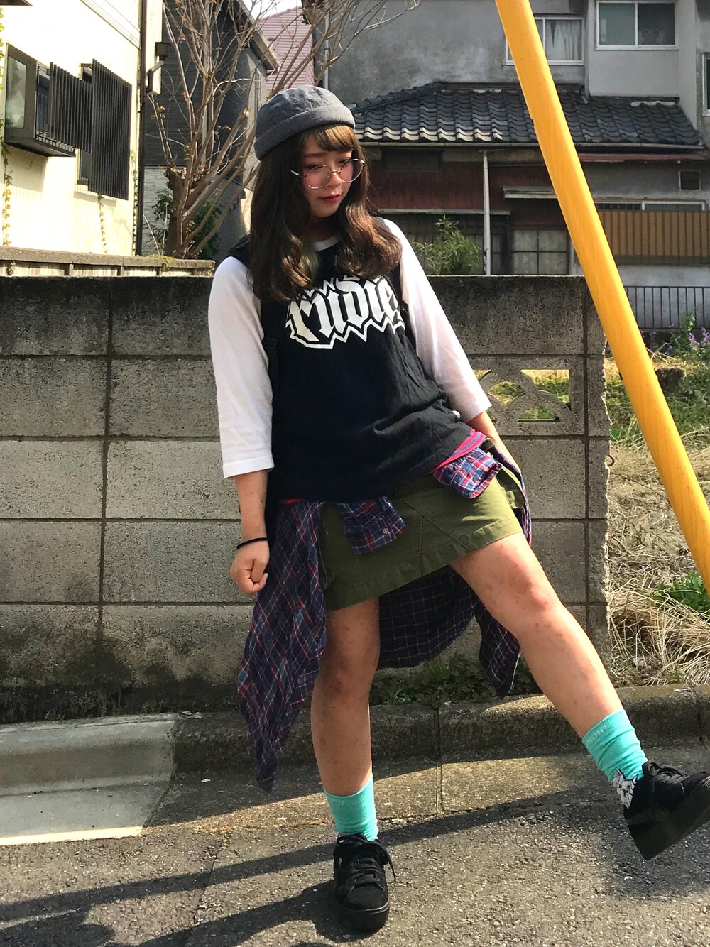 「アクティブ、スポーティ、ストリート、チェック、古着、ボーダー、黒、スニーカー×靴下」｜「RIPNDIPのアイテム（ソックス/靴下、グリーン系）」を使った、ちびくらぁ えみりぃさん（レディース・148cm）の春コーディネートの1枚目の写真