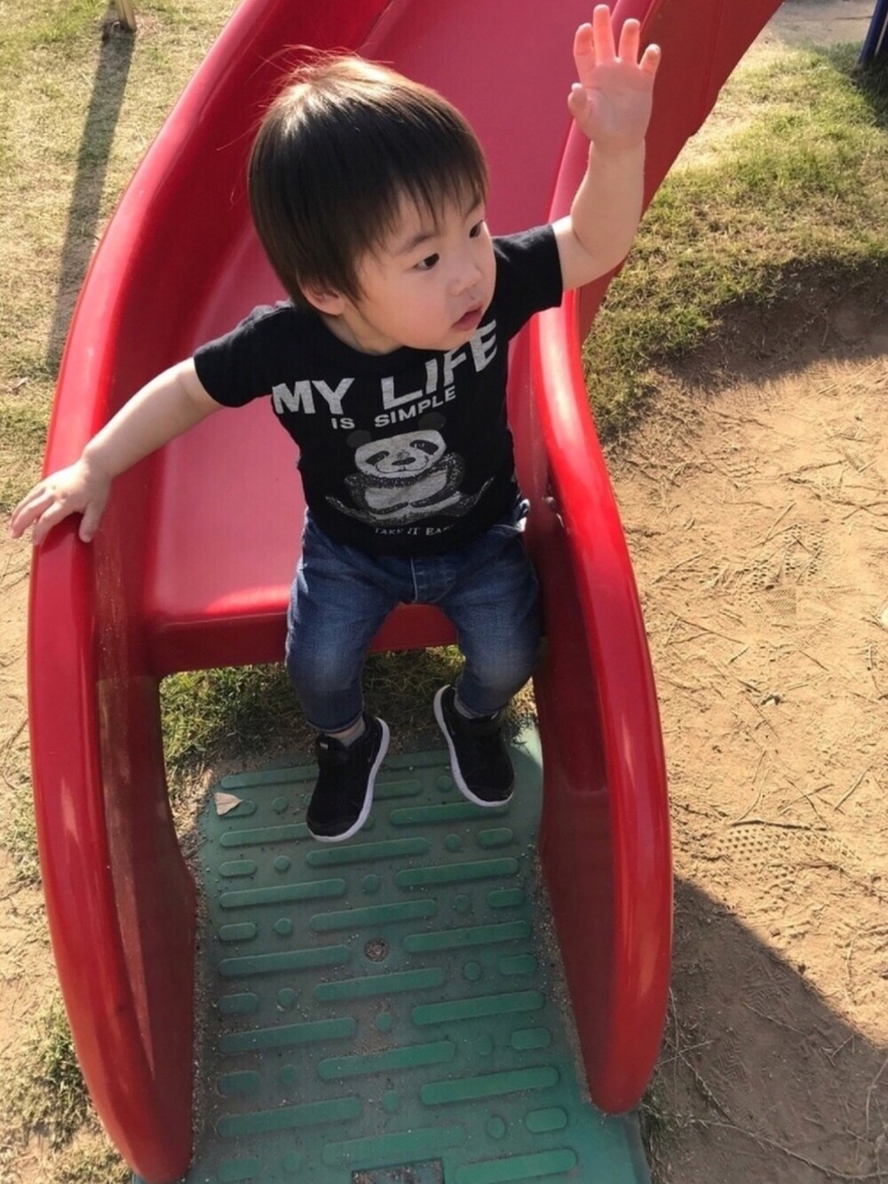 「quoti use fith、デニム＆ダンガリー、2歳3ヶ月、公園、弟、男の子、久しぶりの投稿」｜「quoti use fithのストレッチデニムスリムパンツ（デニムパンツ、ブルー系）」を使った、YutoAtoさん（キッズ・80cm）の春コーディネートの1枚目の写真