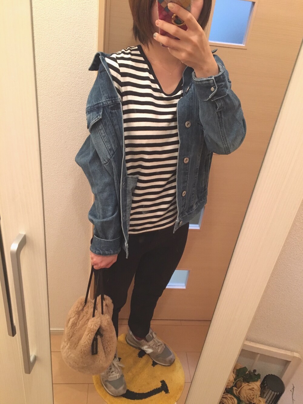 ホワイト系のTシャツ/カットソー、ブルー系のデニムジャケット、ブラック系のチノパンツを着用したレディースの秋コーディネートの1枚目の写真