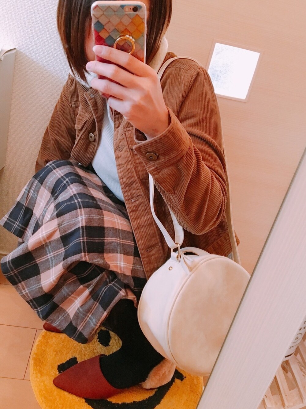 ホワイト系のショルダーバッグ、レッド系のパンプス、ベージュ系のスカートを着用したレディースの秋コーディネートの1枚目の写真