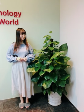 「MAJESTIC LEGON（マジェスティックレゴン）のラメチュールスカート（スカート、グレー系）」を使った、Chrissie  Yuenさん（レディース・158cm）の秋コーディネート