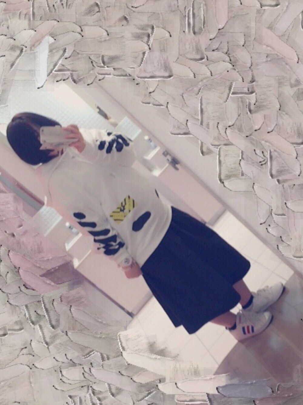 「カジュアル、オフホワイト、BTS」｜「off whiteのアイテム（パーカー、ホワイト系）」を使った、まやさんさん（レディース・151cm）の春コーディネートの1枚目の写真