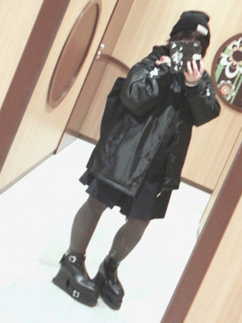「オールブラック、H&M、CuLLt、KRY」｜「CuLLtのアイテム（ブーツ、ブラック系）」を使った、まやさんさん（レディース・151cm）の冬コーディネートの1枚目の写真