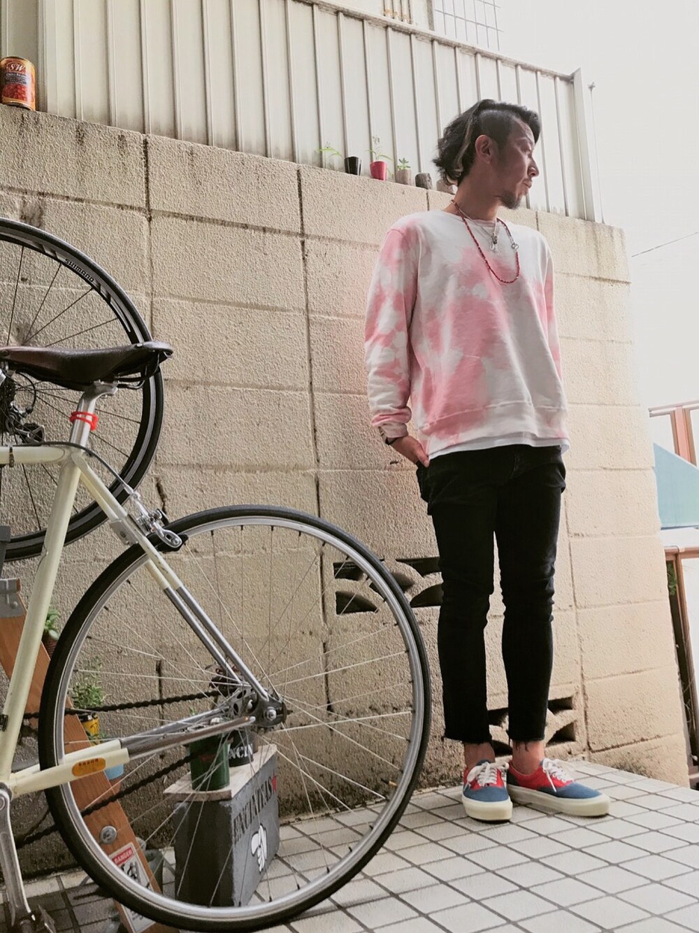 「休日スタイル、秋のコーデ、スキニーパンツ、VANS、カジュアル、代官山セレクトショップ、代官山、エンシニータス」｜「REMI RELIEFのアイテム（スウェット、ピンク系）」を使った、tylerさん（メンズ・171cm）の秋コーディネートの1枚目の写真