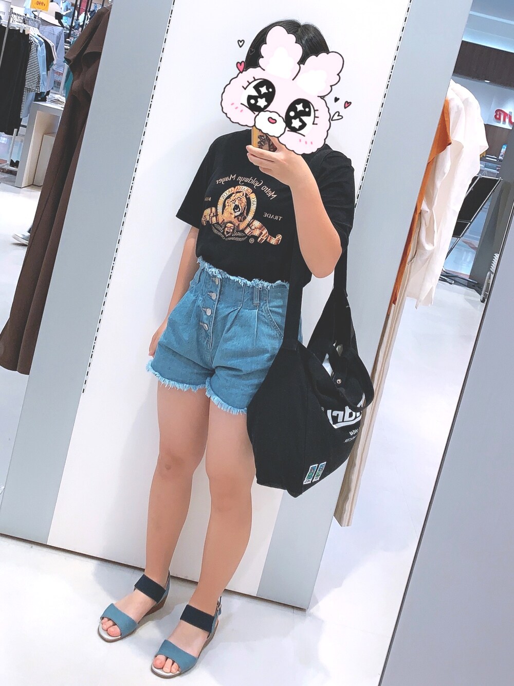 ブルー系のデニムパンツ、ブラック系のTシャツ/カットソーを着用したレディースの夏コーディネートの1枚目の写真