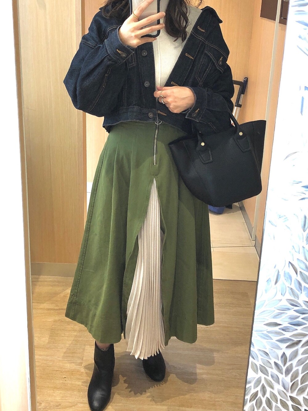 「秋コーデ、ショートブーツ、大人女子、デニムジャケット、フレアスカート、低身長、お洒落さんとつながりたい、ootd」｜「Libby&Roseのアイテム（ニット/セーター、ホワイト系）」を使った、たるとさん（レディース・157cm）の秋コーディネートの1枚目の写真