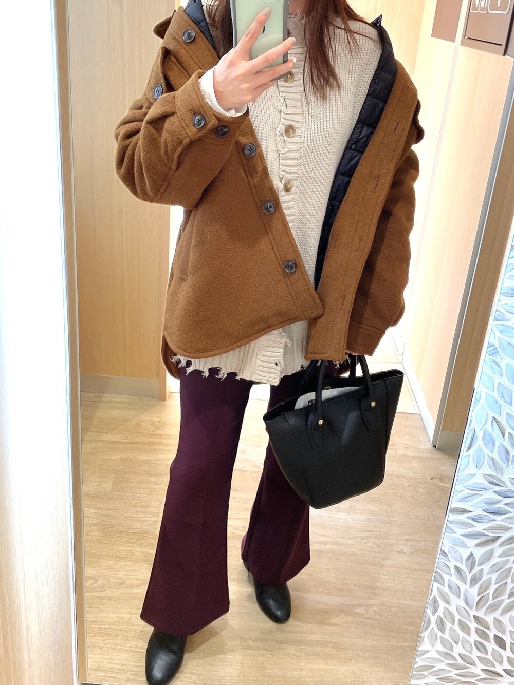 「秋冬コーデ、フレアパンツ、カラーパンツ、ショートブーツ、レイヤードスタイル、ニット、オーバーサイズ」｜「OZOCのCPOジャケットコート（ミリタリージャケット、ブラウン系）」を使った、たるとさん（レディース・157cm）の冬コーディネートの1枚目の写真
