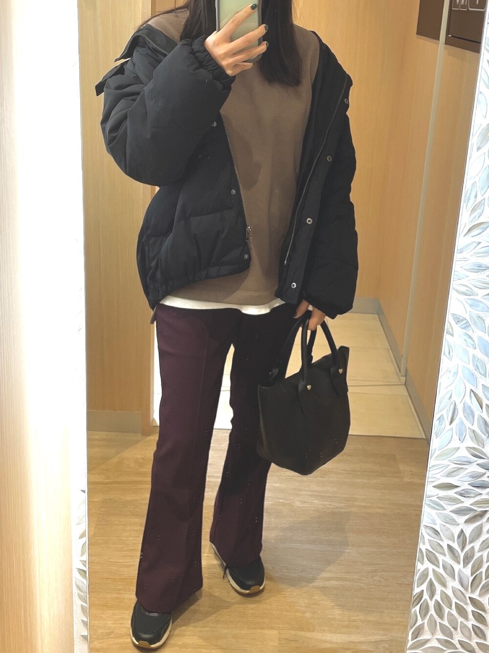 「カジュアルコーデ、スニーカー、フレアパンツ、カラーパンツ、着回しコーデ、シンプル」｜「earth music&ecologyの裏起毛パフスリーブチュニック ●＊（Tシャツ/カットソー、ブラウン系）」を使った、たるとさん（レディース・157cm）の冬コーディネートの1枚目の写真