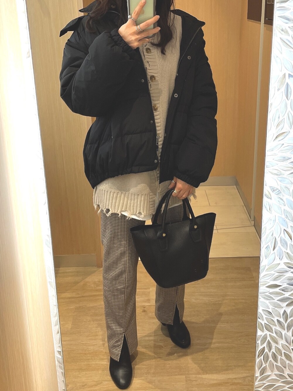 「スリットパンツ、レイヤードスタイル、お洒落さんとつながりたい、きれいめカジュアル、オトナカジュアル」｜「OZOCの中綿ブルゾン（ブルゾン、ブラック系）」を使った、たるとさん（レディース・157cm）の冬コーディネートの1枚目の写真