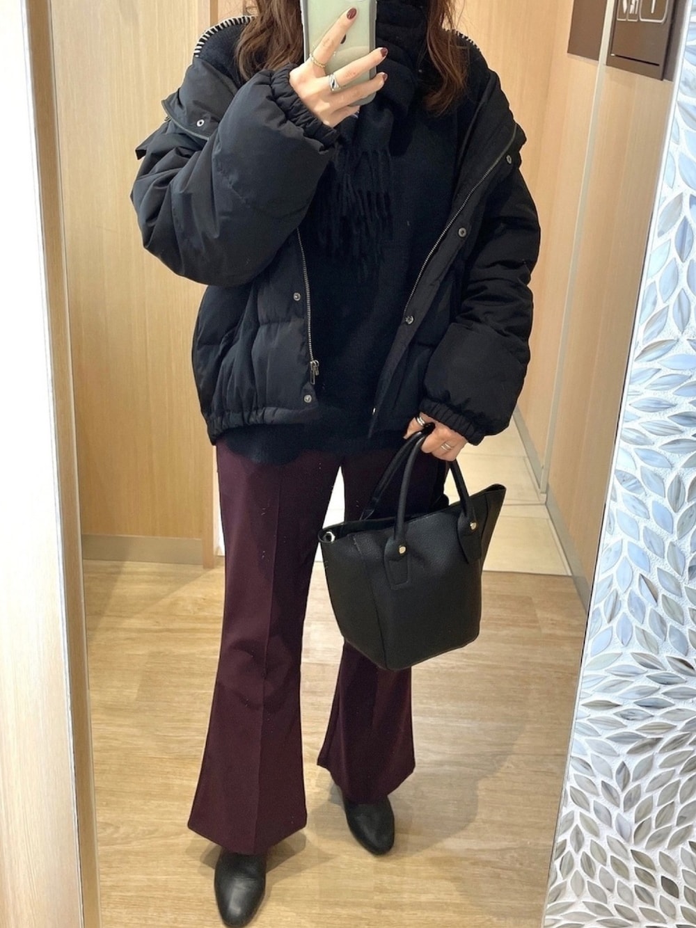 「ハイネック、ブラックコーデ、ショートブーツ、フレアパンツ、カラーパンツ、きれいめカジュアル、シンプル、ootd、ハイネックニット、マフラー」｜「BEAMSのアイテム（マフラー、ブラック系）」を使った、たるとさん（レディース・157cm）の冬コーディネートの1枚目の写真