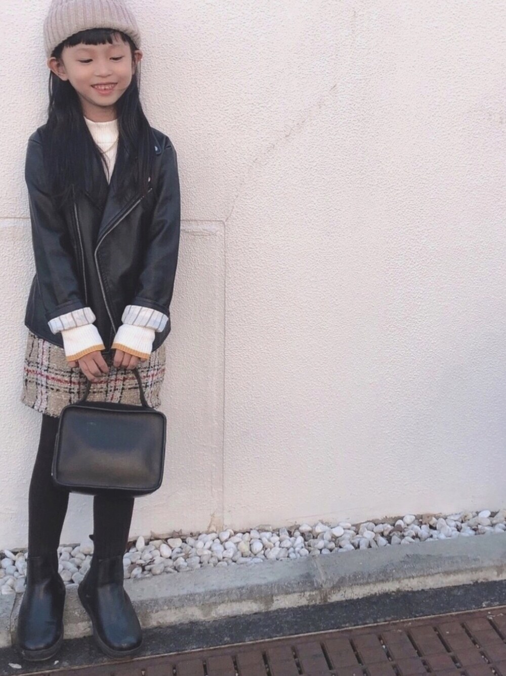 「秋のコーデ、GU、キッズコーデ、ootd、ブーツ、冬コーデ、ニット帽、レザージャケット、休日スタイル、秋冬コーデ」｜「3coinsのアイテム（ニットキャップ/ビーニー、ベージュ系）」を使った、riitaroさん（キッズ・120cm）の秋コーディネートの1枚目の写真