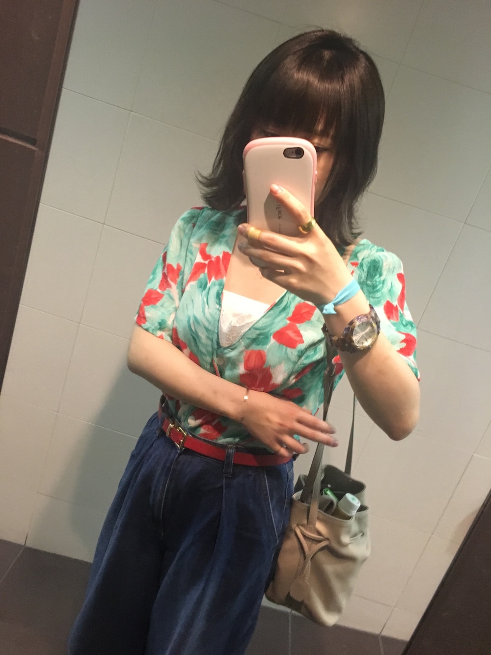 ブルー系のデニムパンツ、グリーン系のシャツ/ブラウス、ベージュ系のショルダーバッグを着用したレディースの夏コーディネートの1枚目の写真