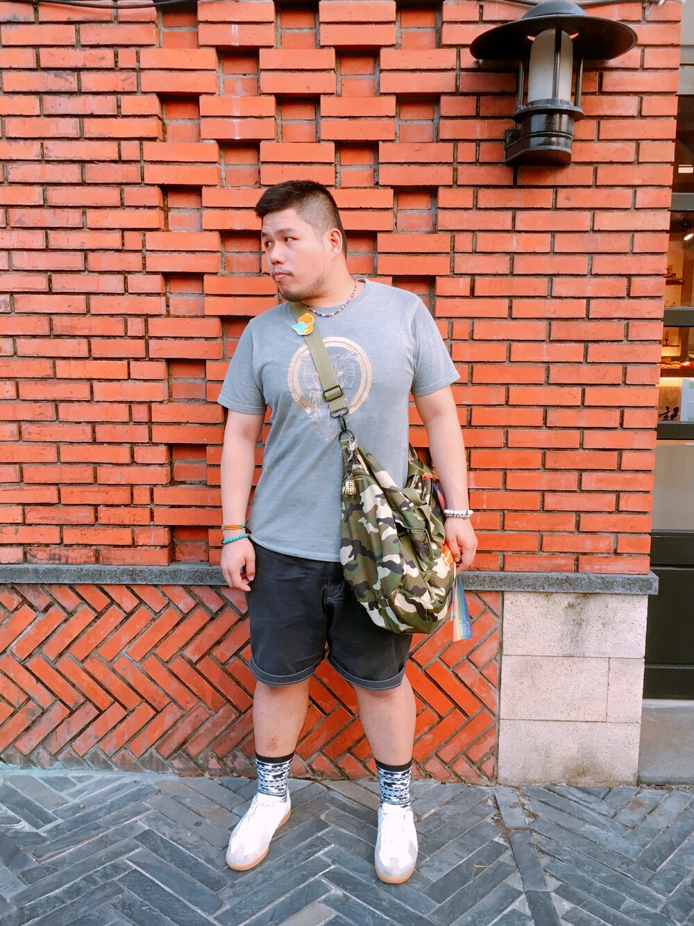 「宜蘭傳統藝術中心、デート、GERMAN TRAINER、花生騷wasangshow、夏、ootd、台湾、台湾原住民ブランド」｜「BEAMSのアイテム（ショルダーバッグ、グリーン系）」を使った、パトリックさん（メンズ・172cm）の夏コーディネートの1枚目の写真