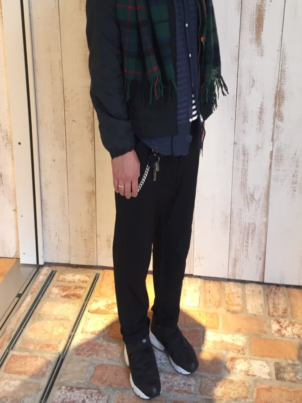 COMME des GARCONS SHIRT 黒ストール　マフラー COMME des GARCONS SHIRTのマフラーを使った人気ファッション
