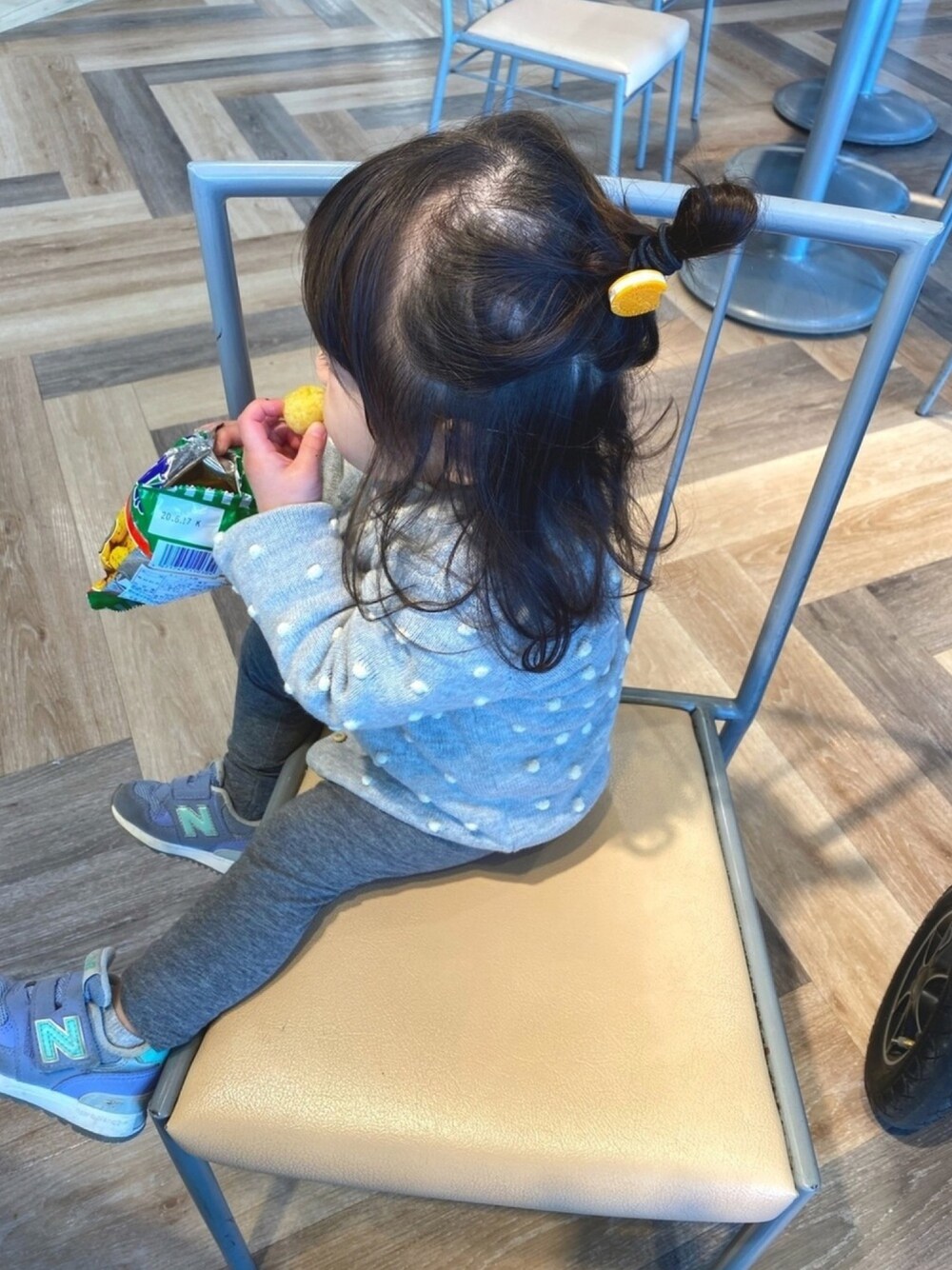 「プチプラ、キッズコーデ、ベビーコーデ、エイチアンドエム、シンプルコーデ、ベビー服、カーディガン、春コーデ、お洒落さんとつながりたい、ラクチンコーデ」｜「H&Mのアイテム（ニット/セーター、グレー系）」を使った、はるなさん（レディース・163cm）の春コーディネートの1枚目の写真