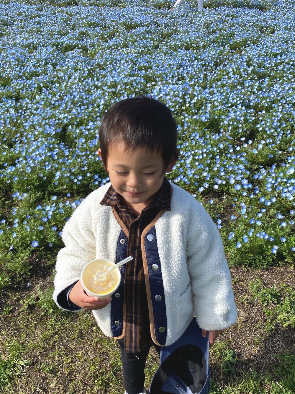 「春、キッズコーデ、キッズファッション、モコモコアウター、チェックシャツ、ラクチンコーデ、ootd、NIKE、スニーカーコーデ、ホワイト」｜「西松屋のアイテム（ノーカラージャケット、ホワイト系）」を使った、はるなさん（レディース・163cm）の春コーディネートの1枚目の写真
