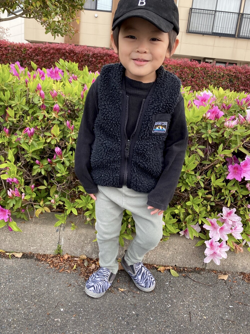 「キッズコーデ #男の子、キッズコーデ、ラインパンツ、スリッポンスニーカー、キャップ、3歳児、男の子コーデ、お散歩コーデ、モコモコアウター、春」｜「BREEZEのアイテム（ダウンベスト、ブラック系）」を使った、はるなさん（レディース・163cm）の春コーディネートの1枚目の写真