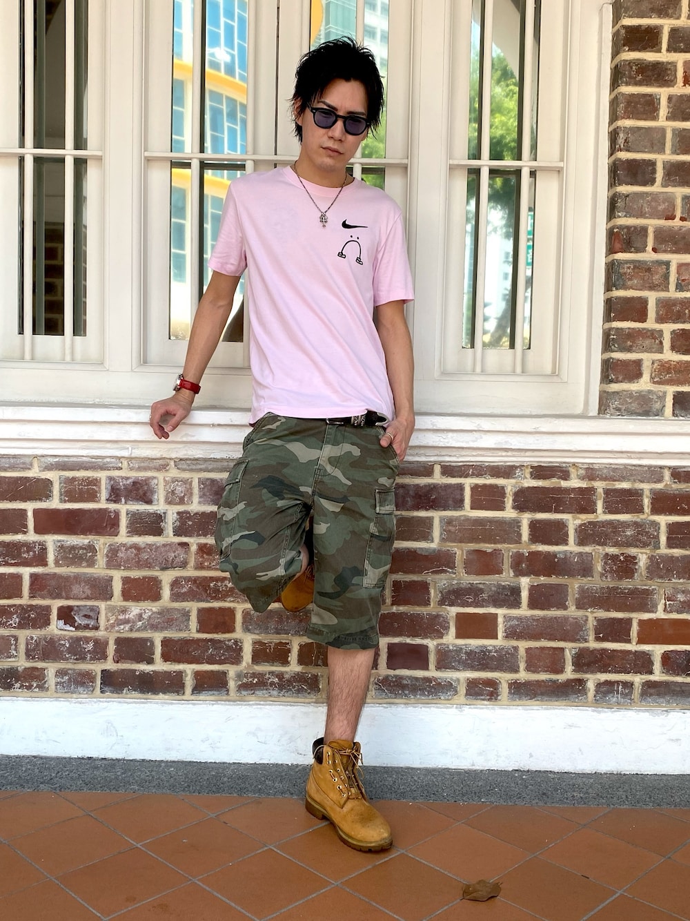 「summer、singapore fashion、Chrome Hearts、NIKE」｜「NIKEのアイテム（Tシャツ/カットソー、ピンク系）」を使った、Dat🃏カジノディーラーさん（メンズ・180cm）の春コーディネートの1枚目の写真