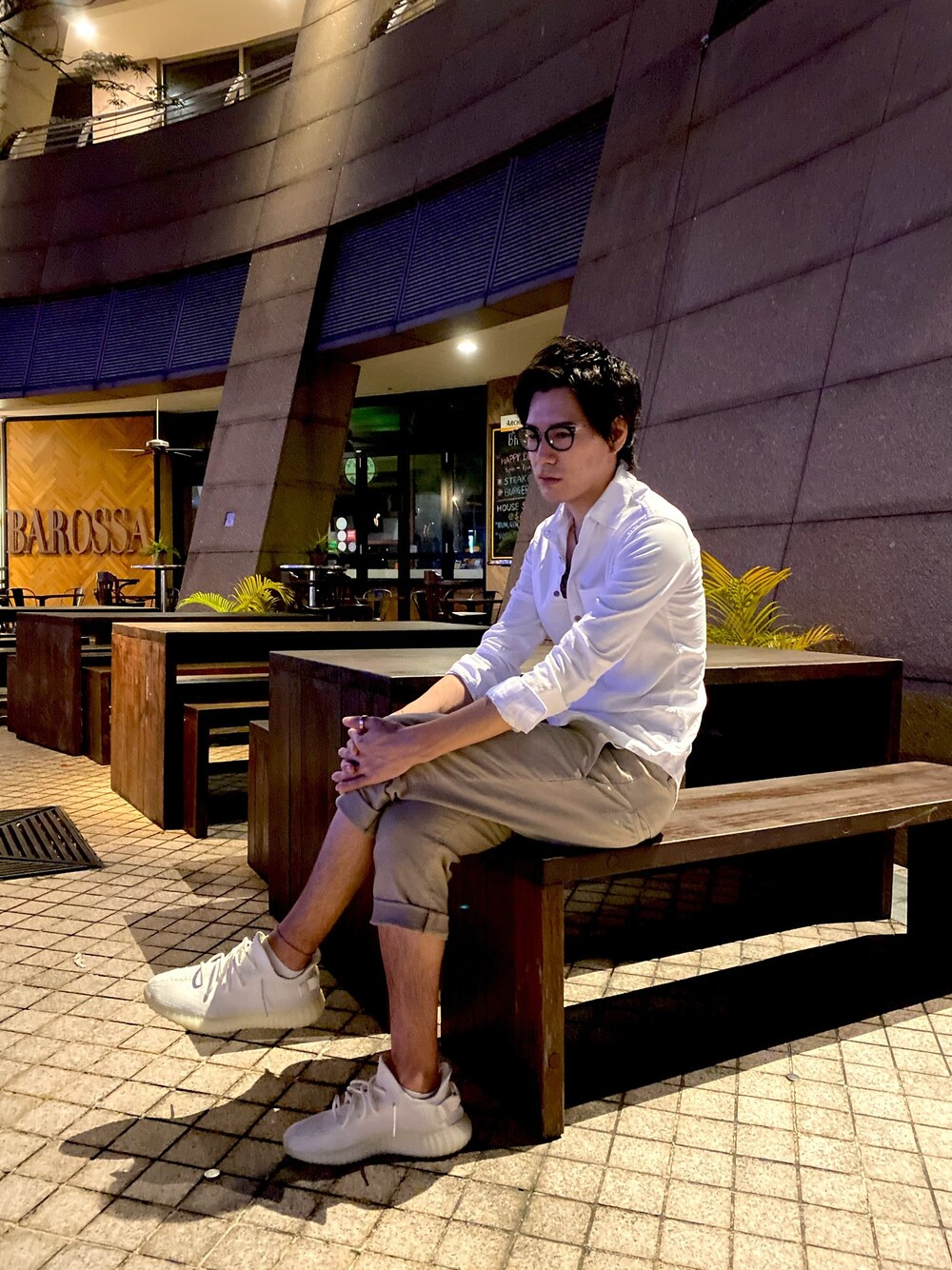 「summer、business casual、smart、adidas、adult」｜「BARK MANHATTANのパナマ織り 綿麻ストレッチ長袖シャツ（シャツ/ブラウス、ホワイト系）」を使った、Dat🃏カジノディーラーさん（メンズ・180cm）の春コーディネートの1枚目の写真