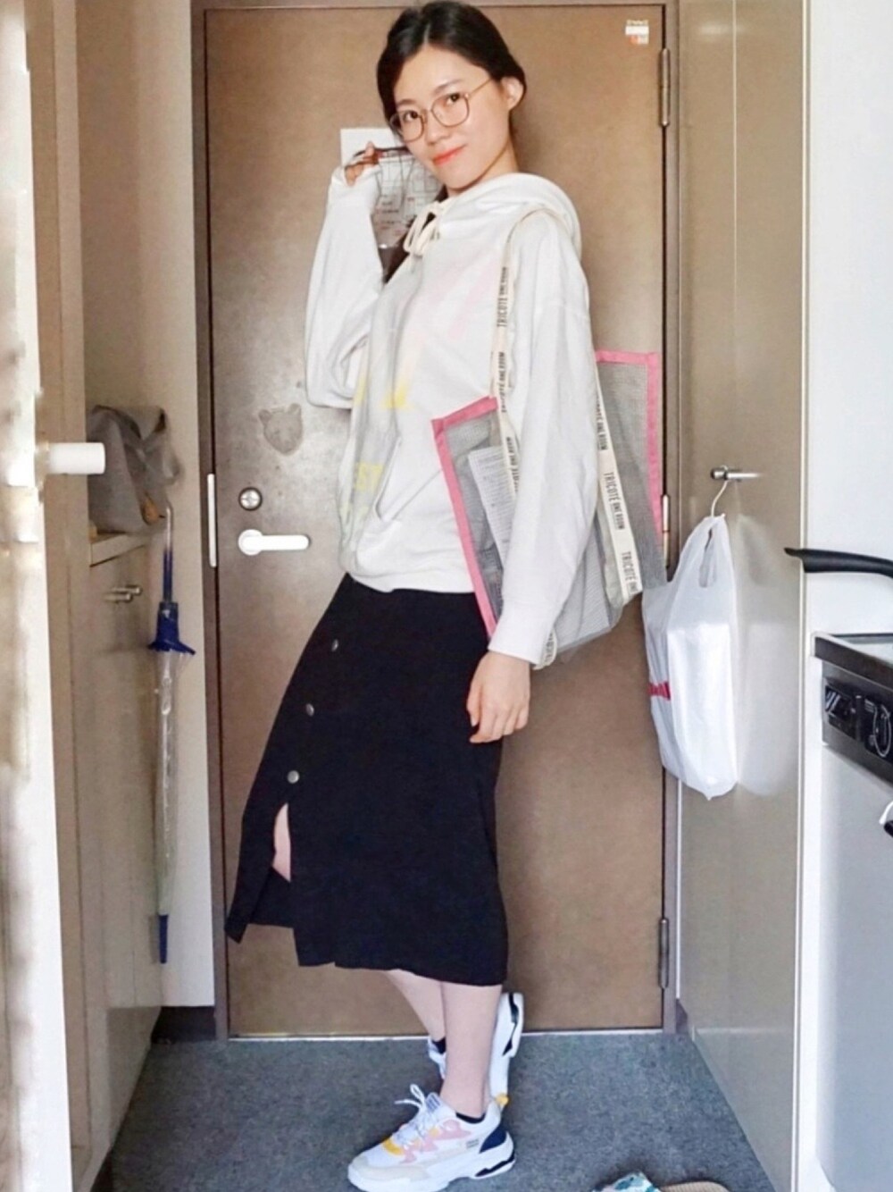 「ootd、街頭穿搭、球鞋、休閒、基礎款、白T、黑白搭配」｜「GUのアイテム（スカート、ブラック系）」を使った、ruby_179さん（レディース・179cm）の春コーディネートの1枚目の写真
