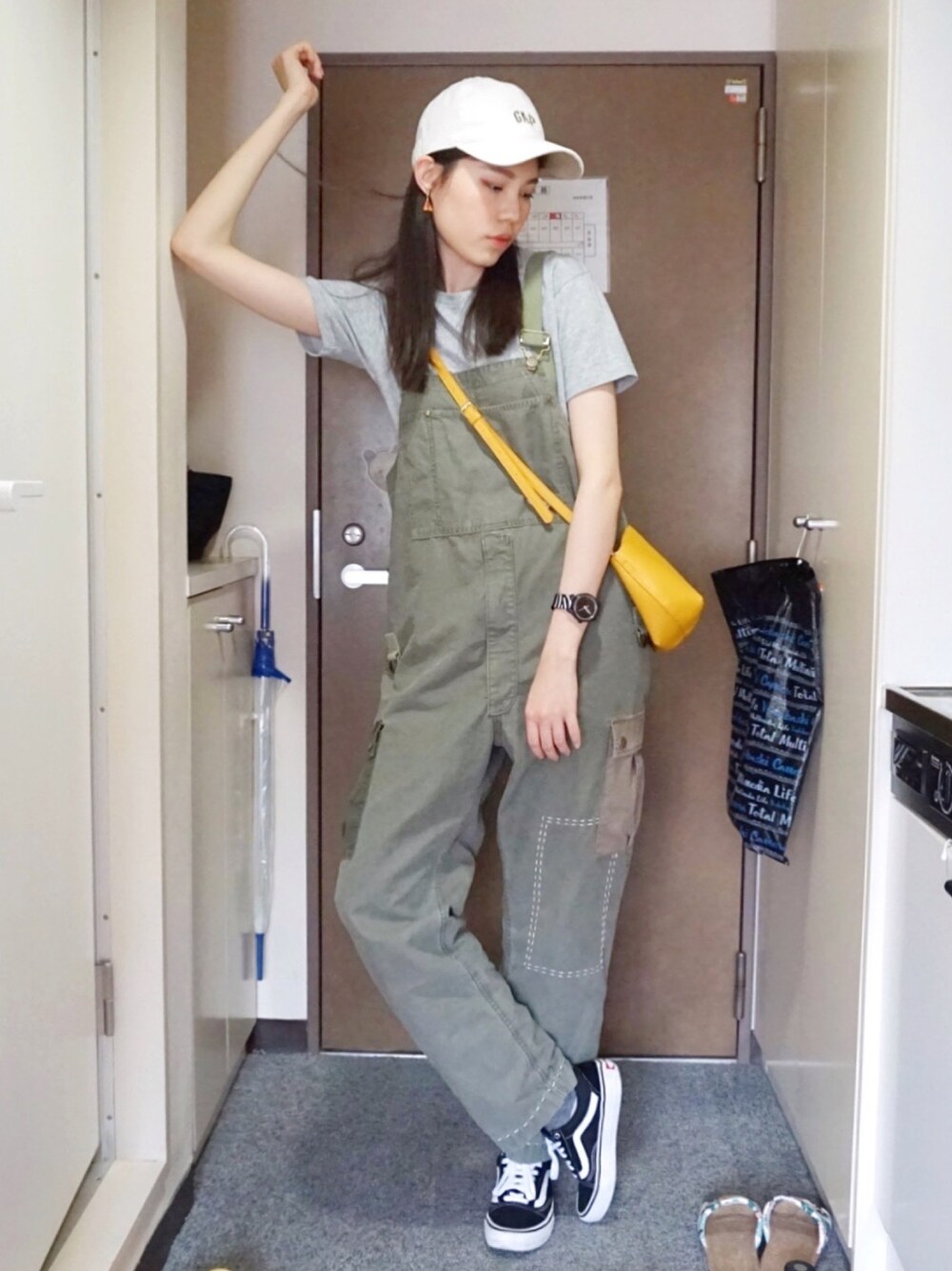 「ootd、夏、街頭穿搭、休閒、復古、工裝褲、鹽系風格、VANS」｜「UNIQLOのアイテム（Tシャツ/カットソー、グレー系）」を使った、ruby_179さん（レディース・179cm）の春コーディネートの1枚目の写真