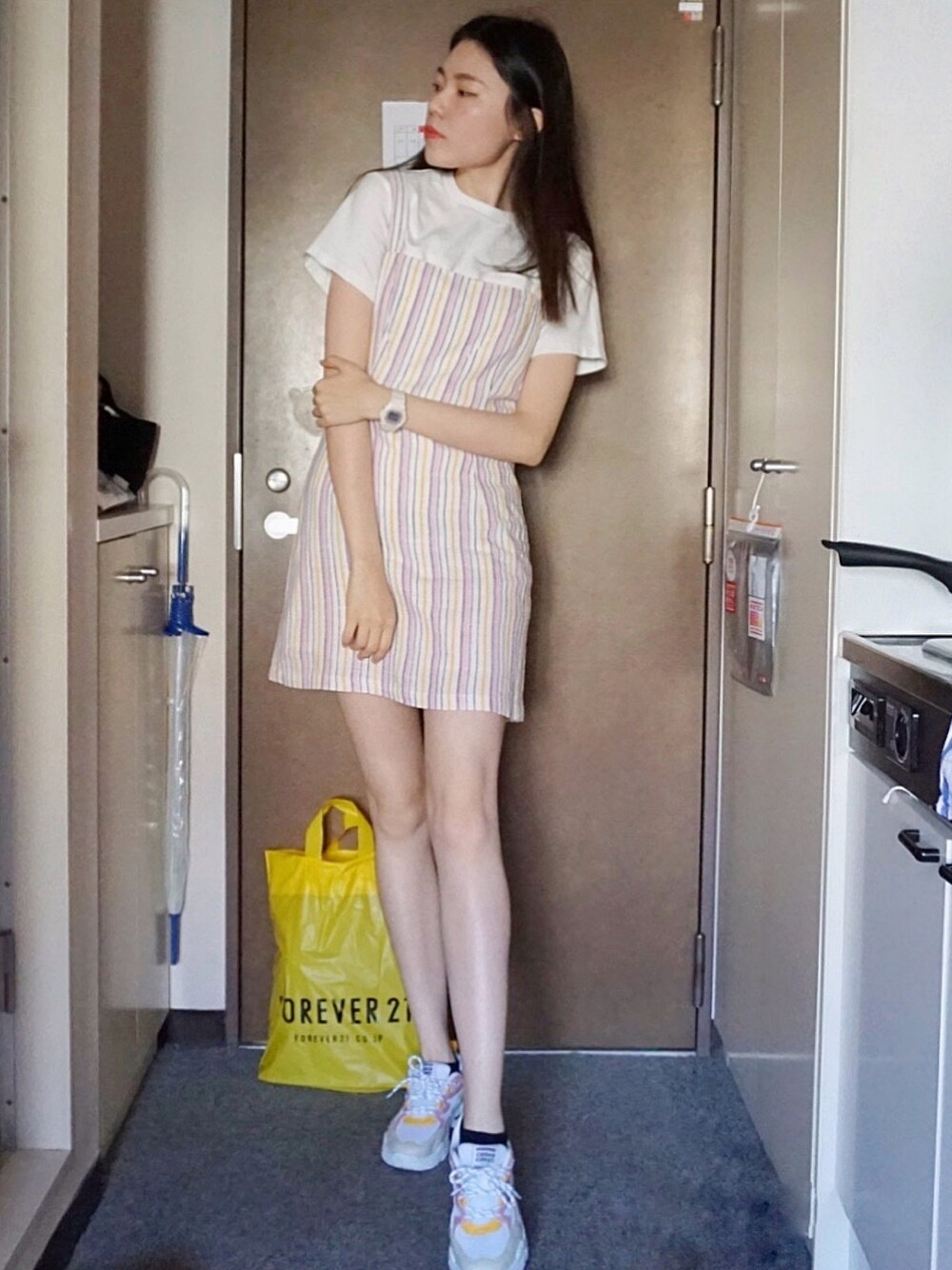 「ootd、夏、球鞋、休閒、洋裝、白T」｜「FOREVER 21のアイテム（ワンピース/ドレス、ピンク系）」を使った、ruby_179さん（レディース・179cm）の春コーディネートの1枚目の写真