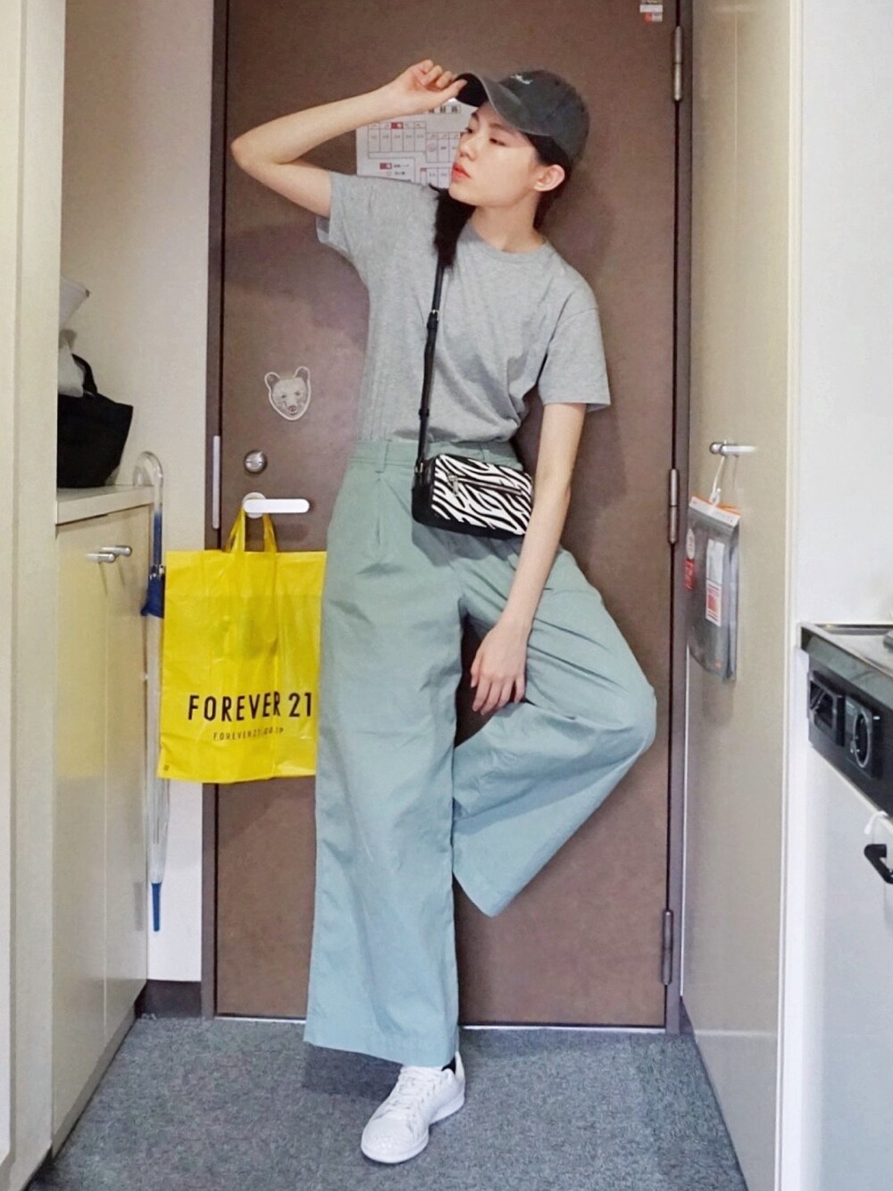 「ootd、夏、街頭穿搭、球鞋、日系極簡、基礎款、鹽系風格」｜「GAPのアイテム（チノパンツ、グリーン系）」を使った、ruby_179さん（レディース・179cm）の春コーディネートの1枚目の写真