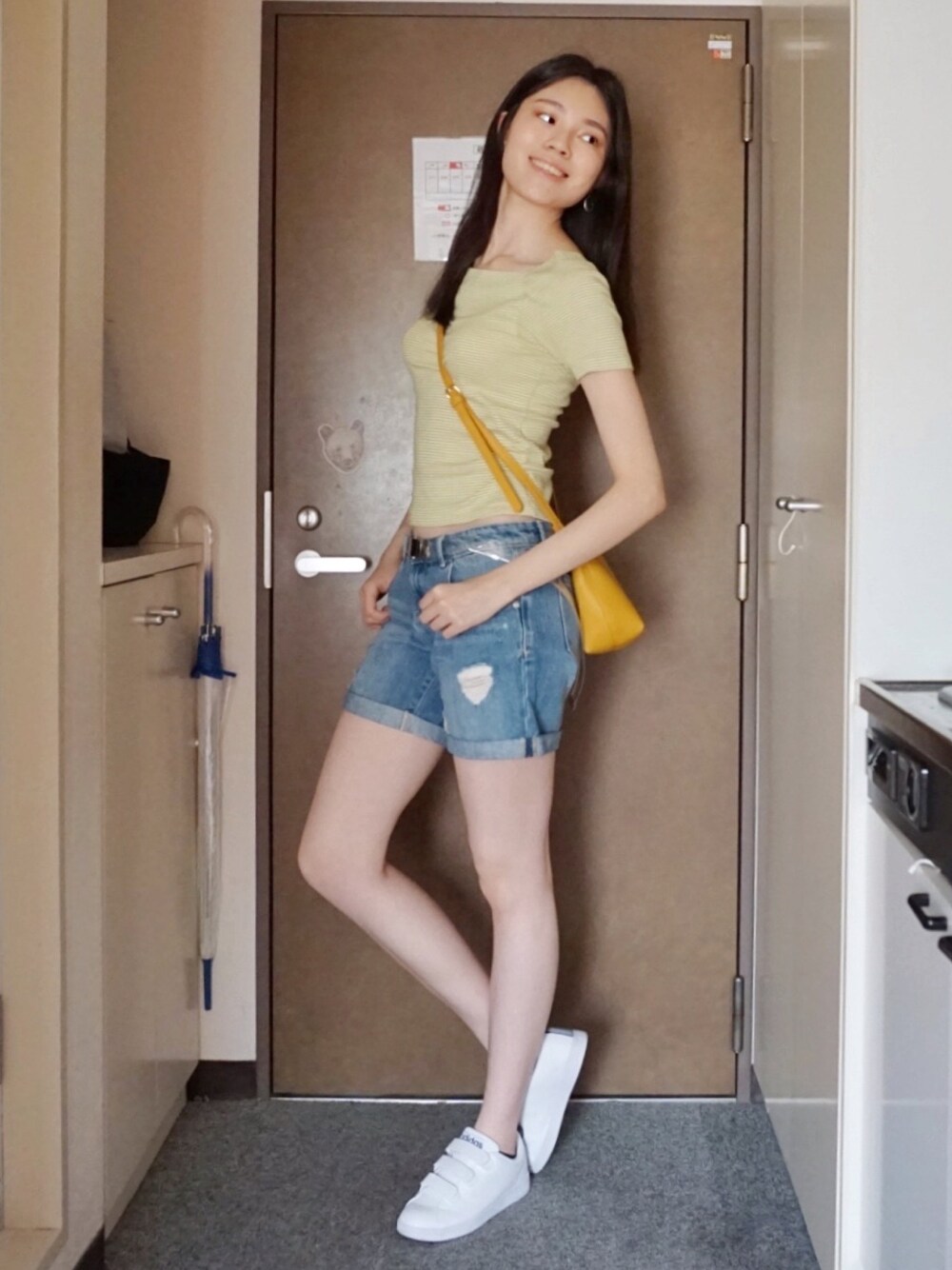 「ootd、夏、球鞋、休閒、日系極簡、牛仔褲」｜「adidas Originalsのアイテム（スニーカー、ホワイト系）」を使った、ruby_179さん（レディース・179cm）の春コーディネートの1枚目の写真