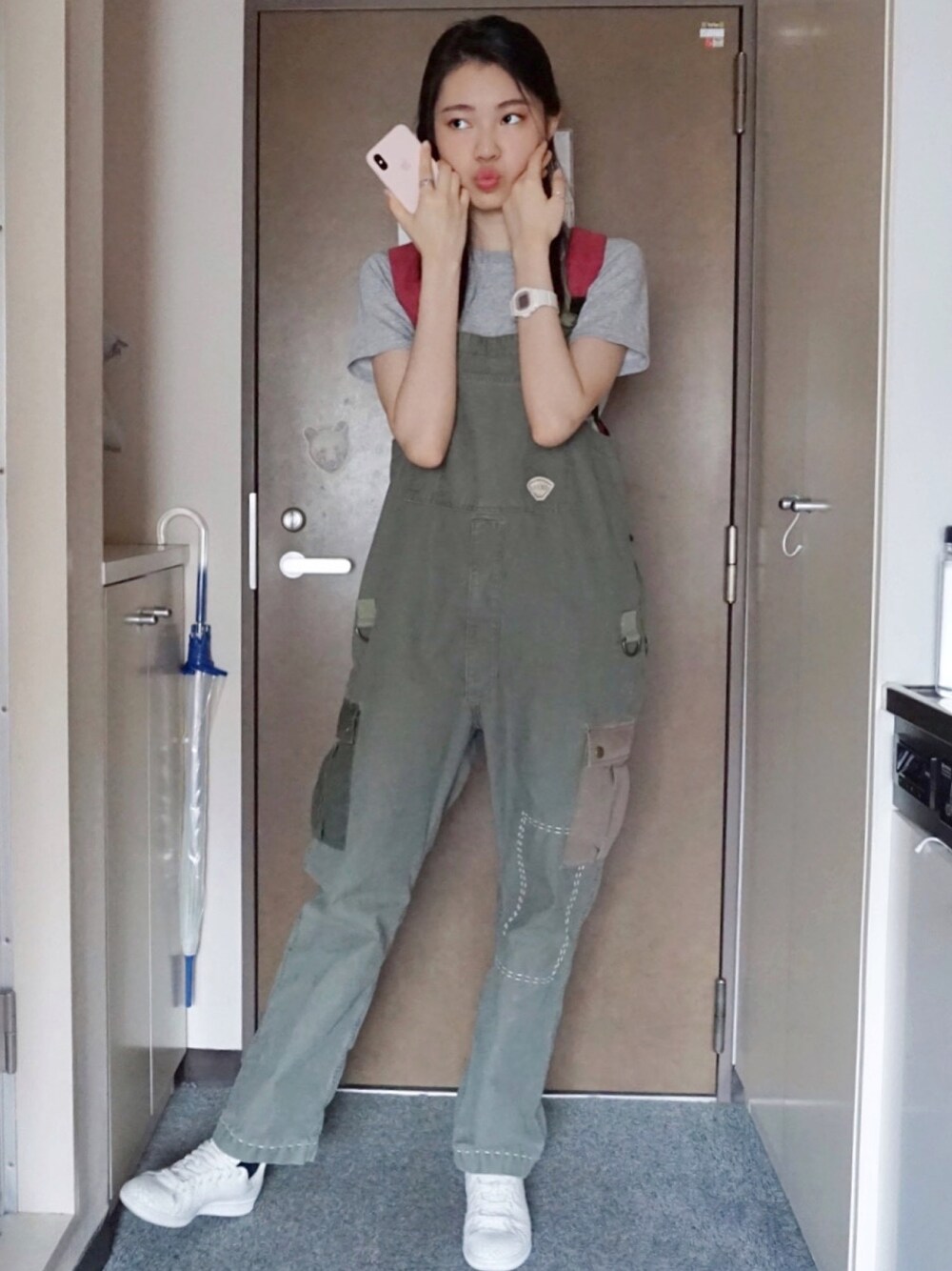 「ootd、夏、街頭穿搭、球鞋、休閒、日系極簡、oversize、工裝褲、鹽系風格」｜「UNIQLOのアイテム（Tシャツ/カットソー、グレー系）」を使った、ruby_179さん（レディース・179cm）の春コーディネートの1枚目の写真