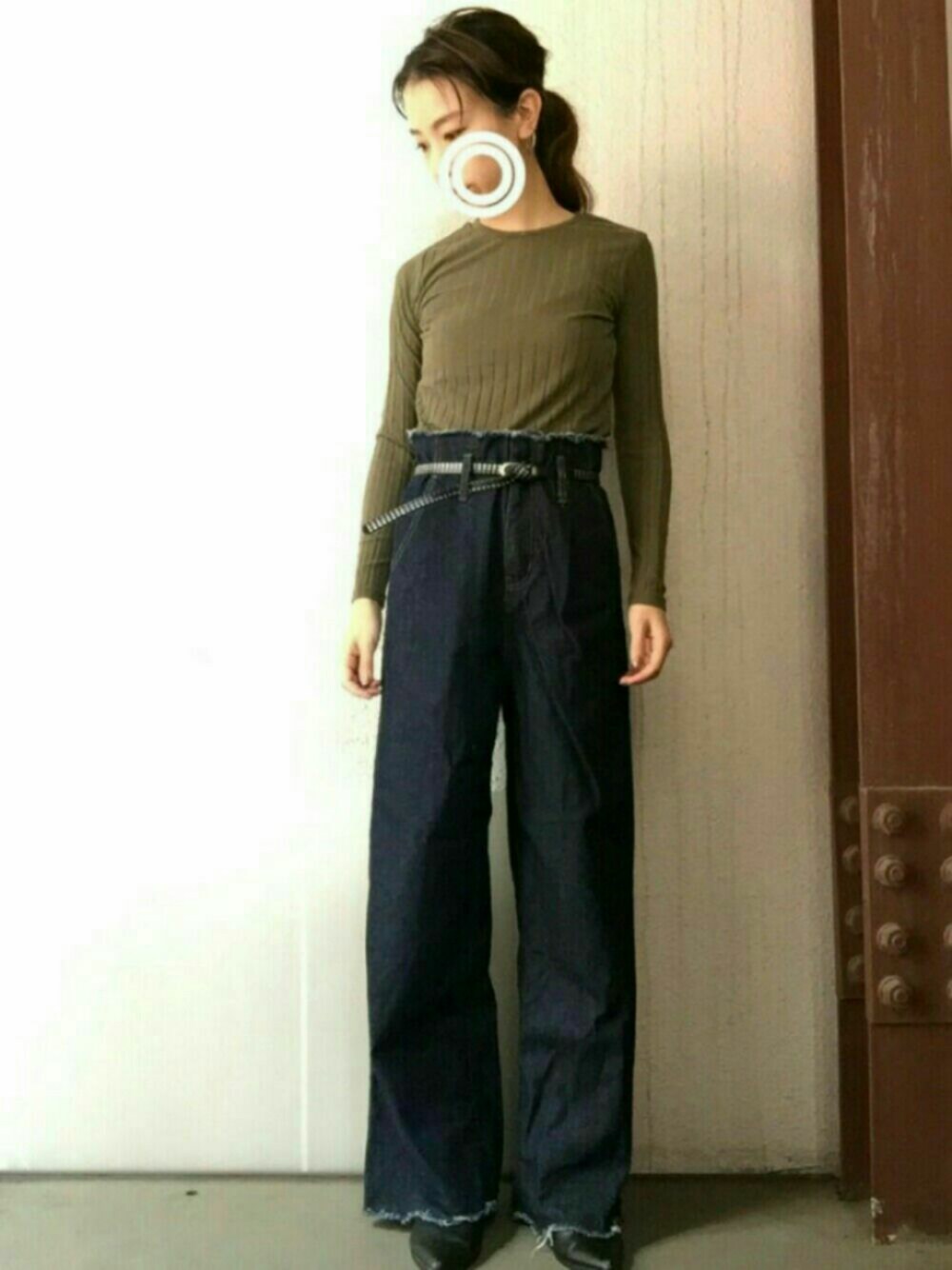 グリーン系のTシャツ/カットソー、その他のその他を着用したレディースの秋コーディネートの1枚目の写真