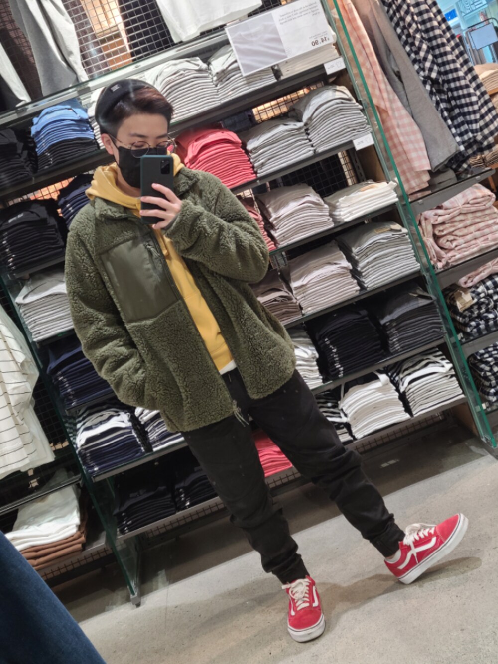 「Herschel Supply Co.のアイテム（ニットキャップ/ビーニー、ブラック系）」を使った、acm61🇨🇦🇭🇰さん（メンズ・175cm）の秋コーディネートの1枚目の写真