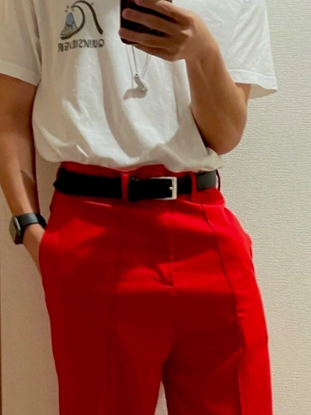 「主役はカラーパンツ」｜「INTER FACTORYのアイテム（スラックス、レッド系）」を使った、gggciさん（メンズ・160cm）の春コーディネートの1枚目の写真