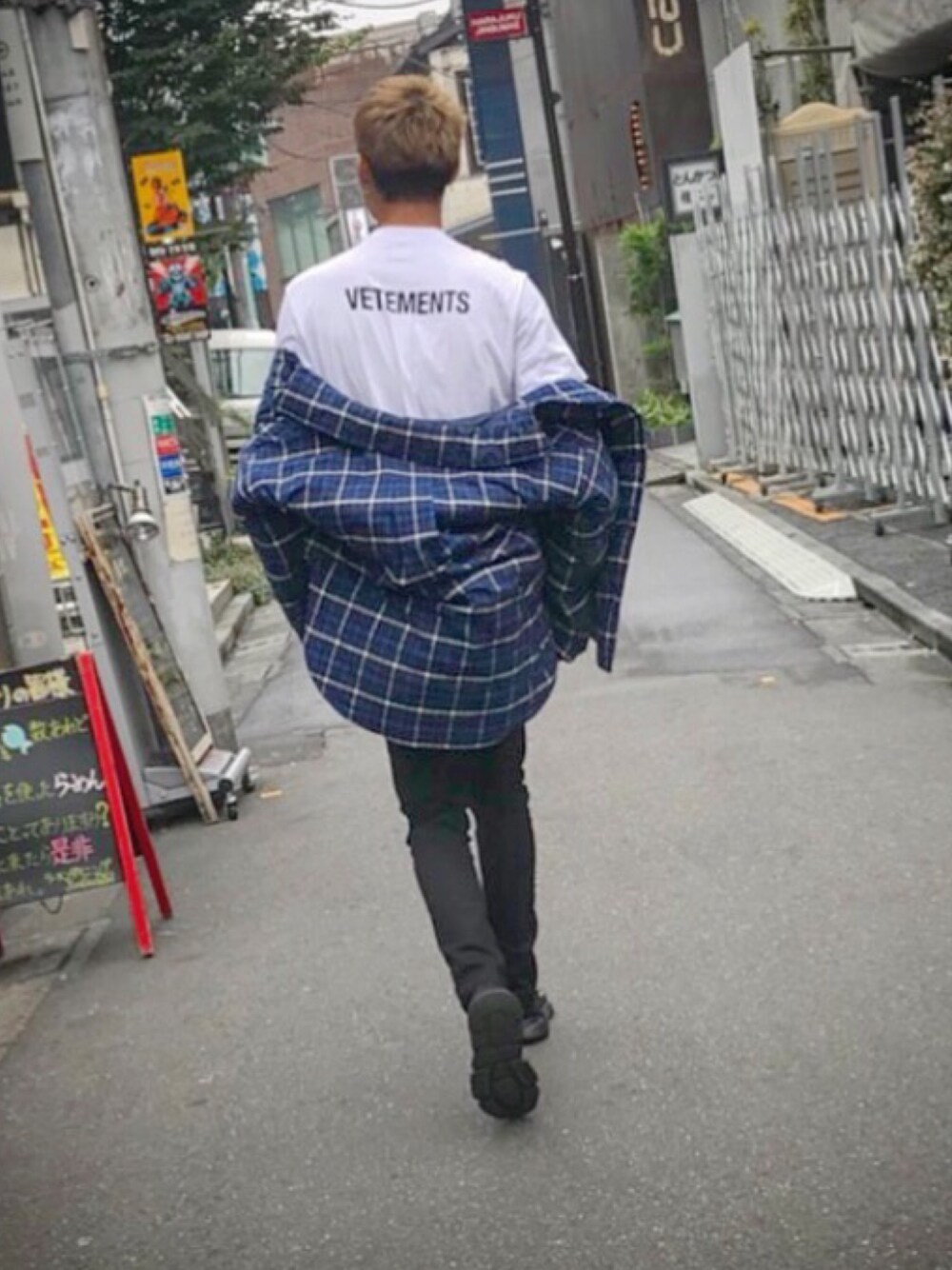 「vetements、BALENCIAGA、Chrome Hearts、GUCCI」｜「BALENCIAGAのアイテム（ピーコート、その他）」を使った、村田瑞希さん（メンズ・187cm）の冬コーディネートの1枚目の写真