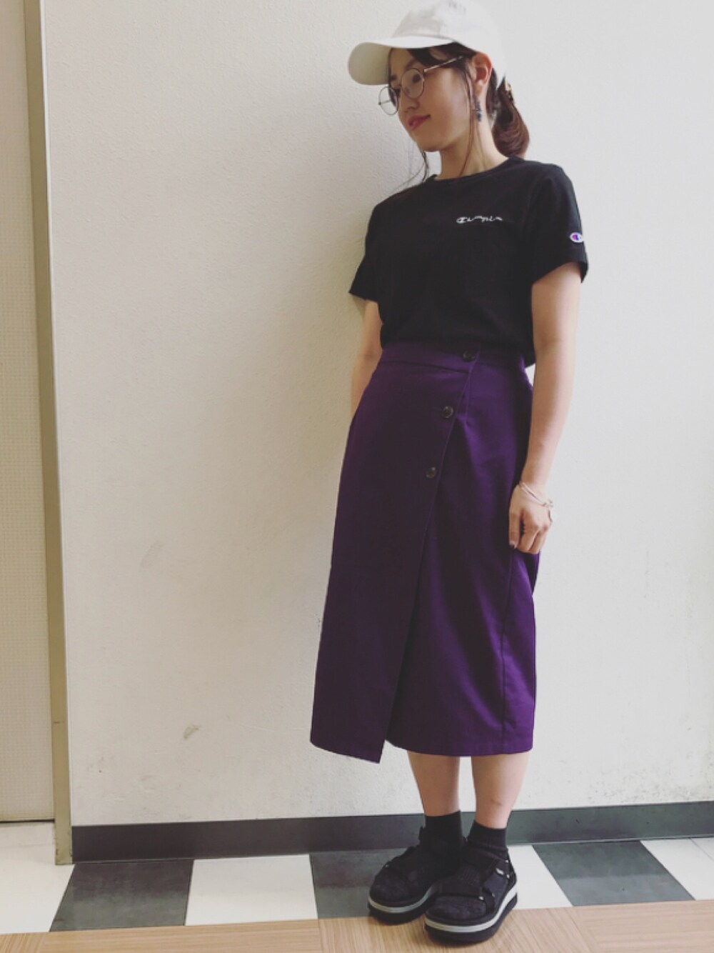 「カジュアルコーデ、カラースカート、チャンピオン、Tシャツ、サンダル、サンダルに靴下、おしゃれさんと繋がりたい」｜「Championの【別注】Champion ×earthポケットTシャツ（Tシャツ/カットソー、ブラック系）」を使った、Yukoさん（レディース・154cm）の春コーディネートの1枚目の写真