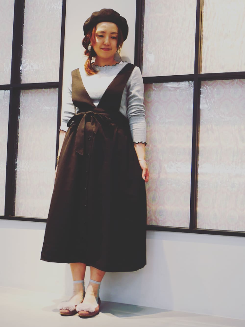 「セットアイテム、秋服準備はじめました、ベレー帽、パンプス、ORiental TRaffic(ORiental TRaffic)、お洒落さんとつながりたい」｜「earth music&ecologyのSET2点 2wayジャンスカ+インナー ●（ワンピース、ブラック系）」を使った、Yukoさん（レディース・154cm）の秋コーディネートの1枚目の写真
