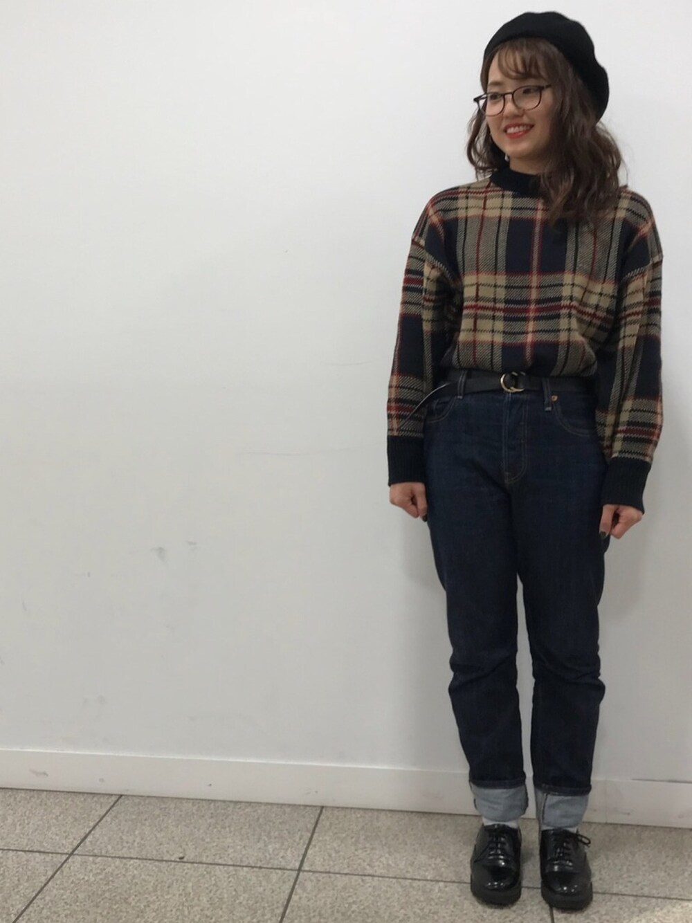 「チェックニット、チェック、デニムパンツ、デニムコーデ、おしゃれさんと繋がりたい、カジュアルコーデ、休日スタイル、オリエンタルトラフィック」｜「earth music&ecologyの・チェック柄ニットプルオーバー（ニット/セーター、ブルー系）」を使った、Yukoさん（レディース・154cm）の秋コーディネートの1枚目の写真