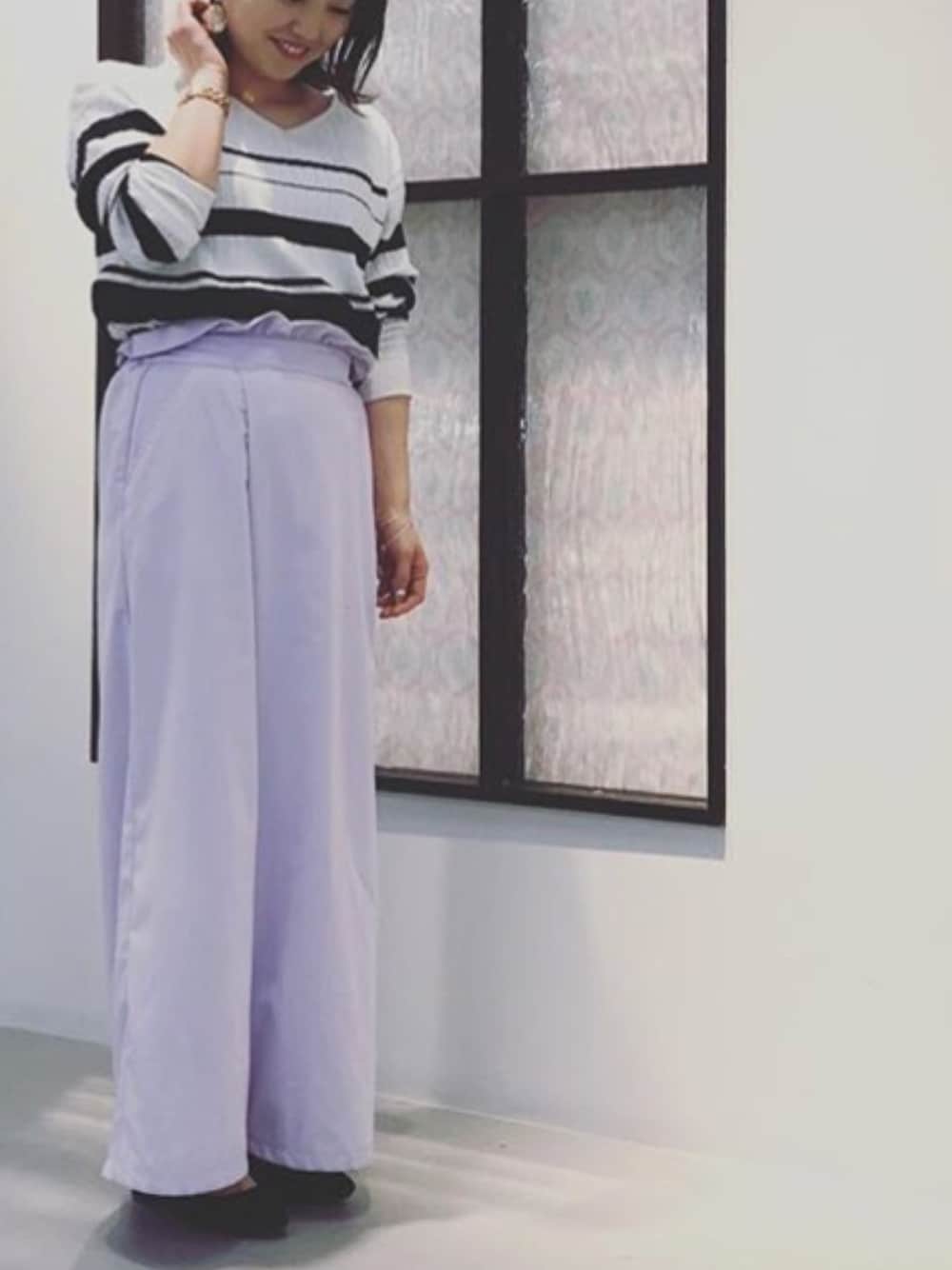 パープル系のその他パンツ、その他のニット/セーター、ブラック系のパンプスを着用したレディースの春コーディネートの1枚目の写真