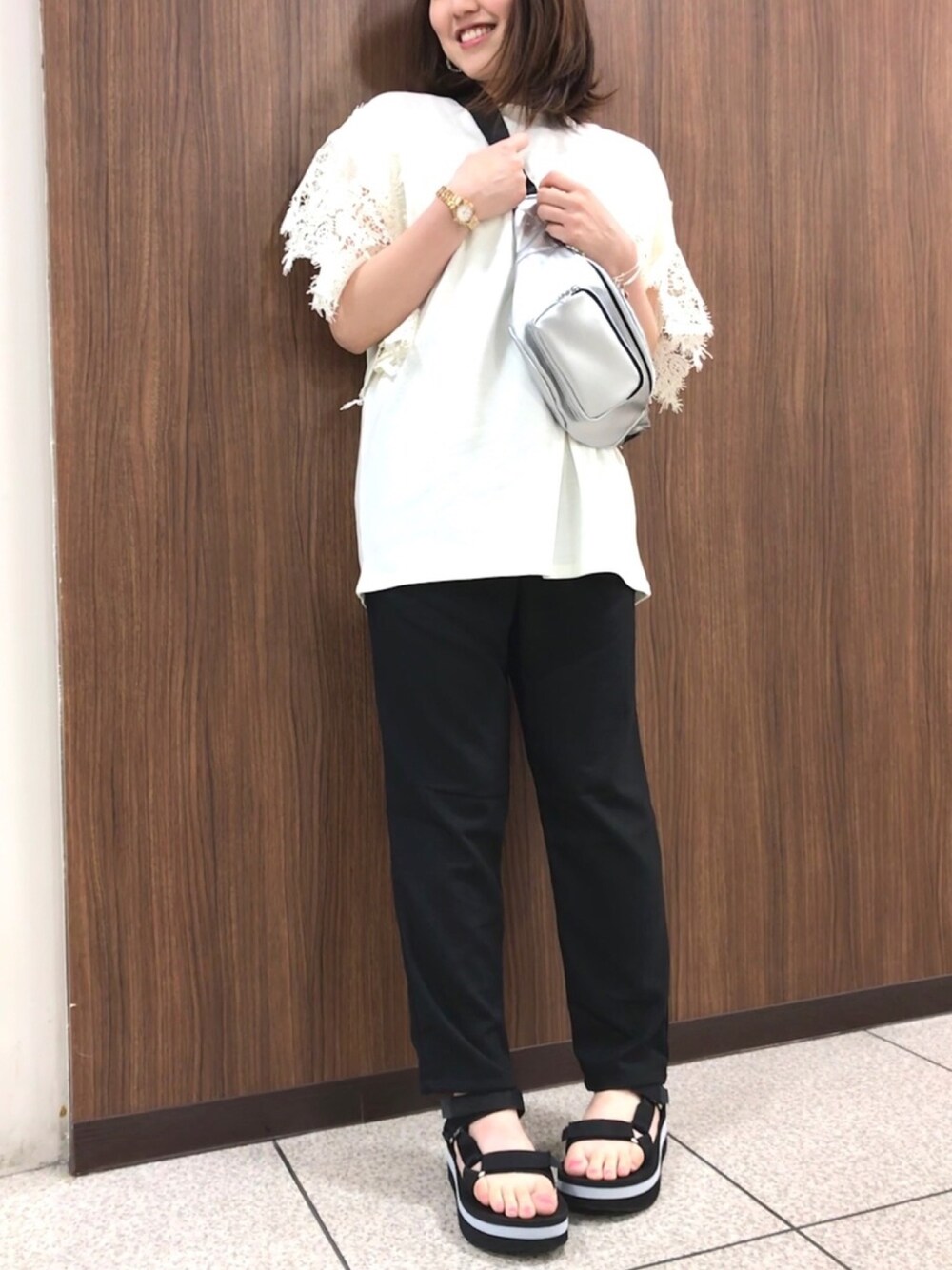 「スポーツミックス、大人コーデ、おしゃれさんと繋がりたい、夏コーデ、レース、teva、ウエストポーチ」｜「earth music&ecologyのアイテム（トップス、ホワイト系）」を使った、Yukoさん（レディース・154cm）の春コーディネートの1枚目の写真