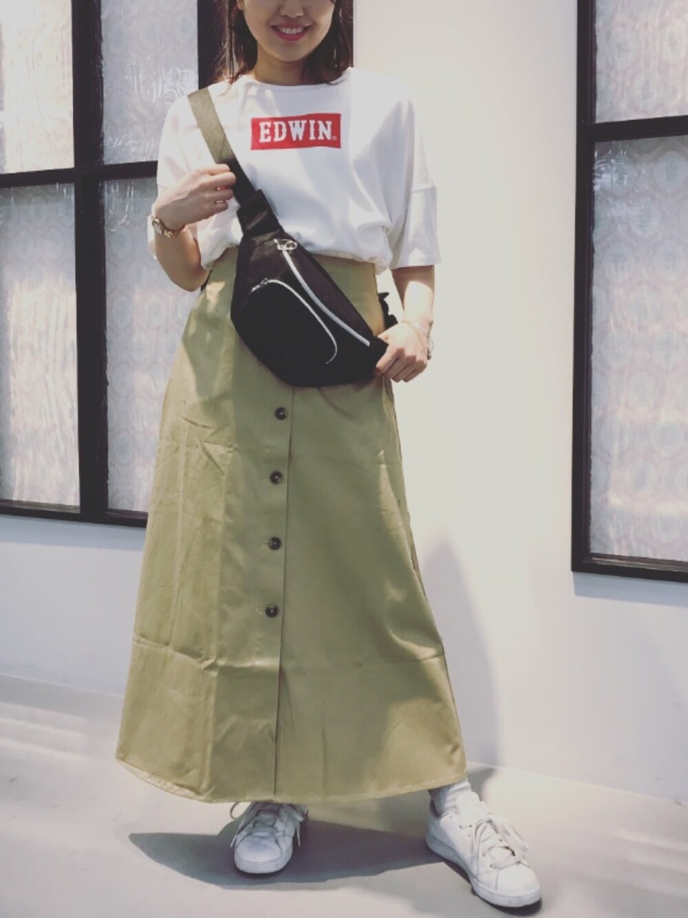 「EDWIN、Tシャツ、スカート、ウエストポーチ、スポーツミックス」｜「earth music&ecologyの・2way前釦スカート（スカート、ベージュ系）」を使った、Yukoさん（レディース・154cm）の春コーディネートの1枚目の写真
