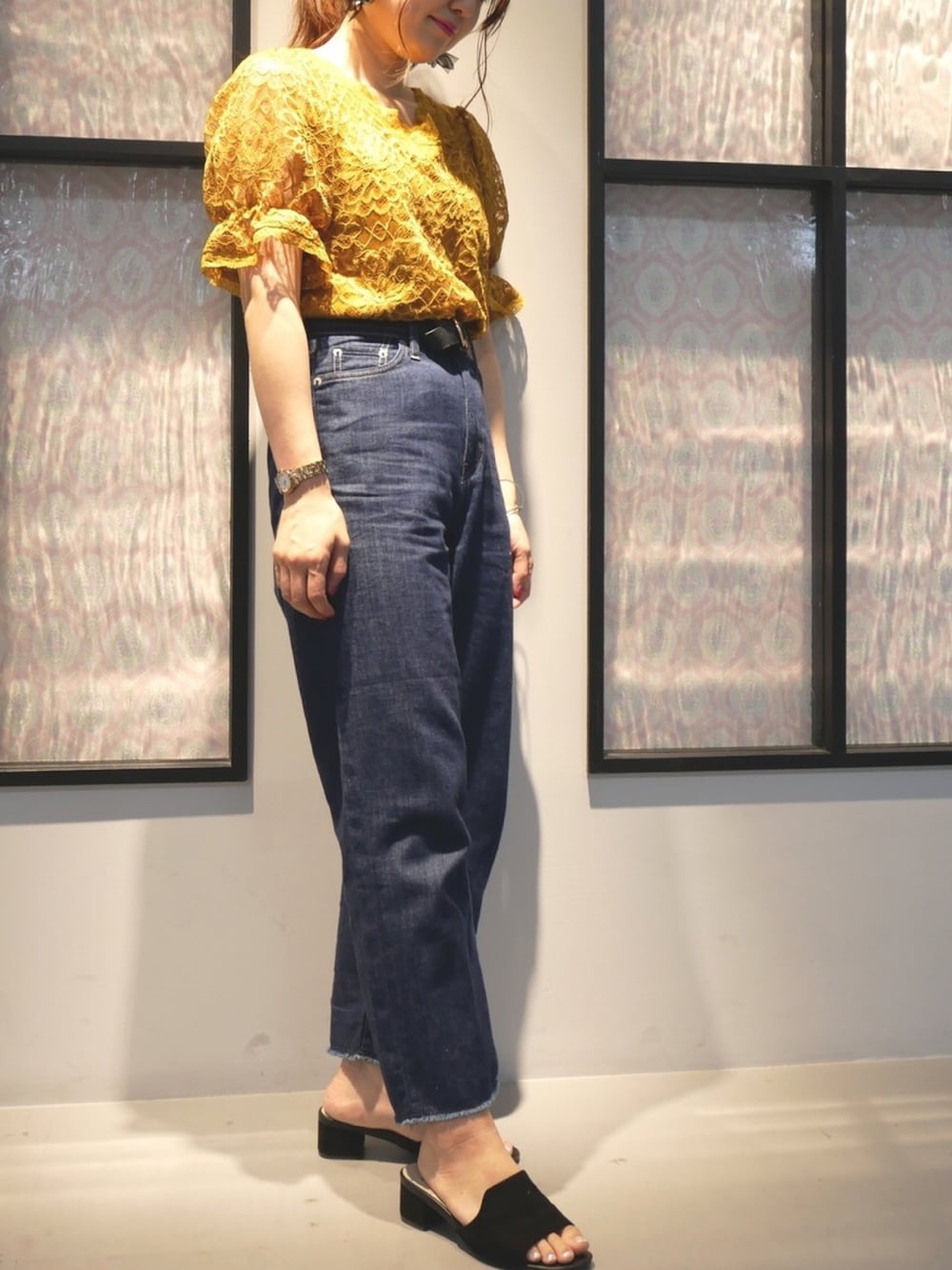 「レース、カットオフデニム、デニムコーデ、マスタード、休日スタイル」｜「earth music&ecologyのアイテム（デニムパンツ、ブルー系）」を使った、Yukoさん（レディース・154cm）の夏コーディネートの1枚目の写真
