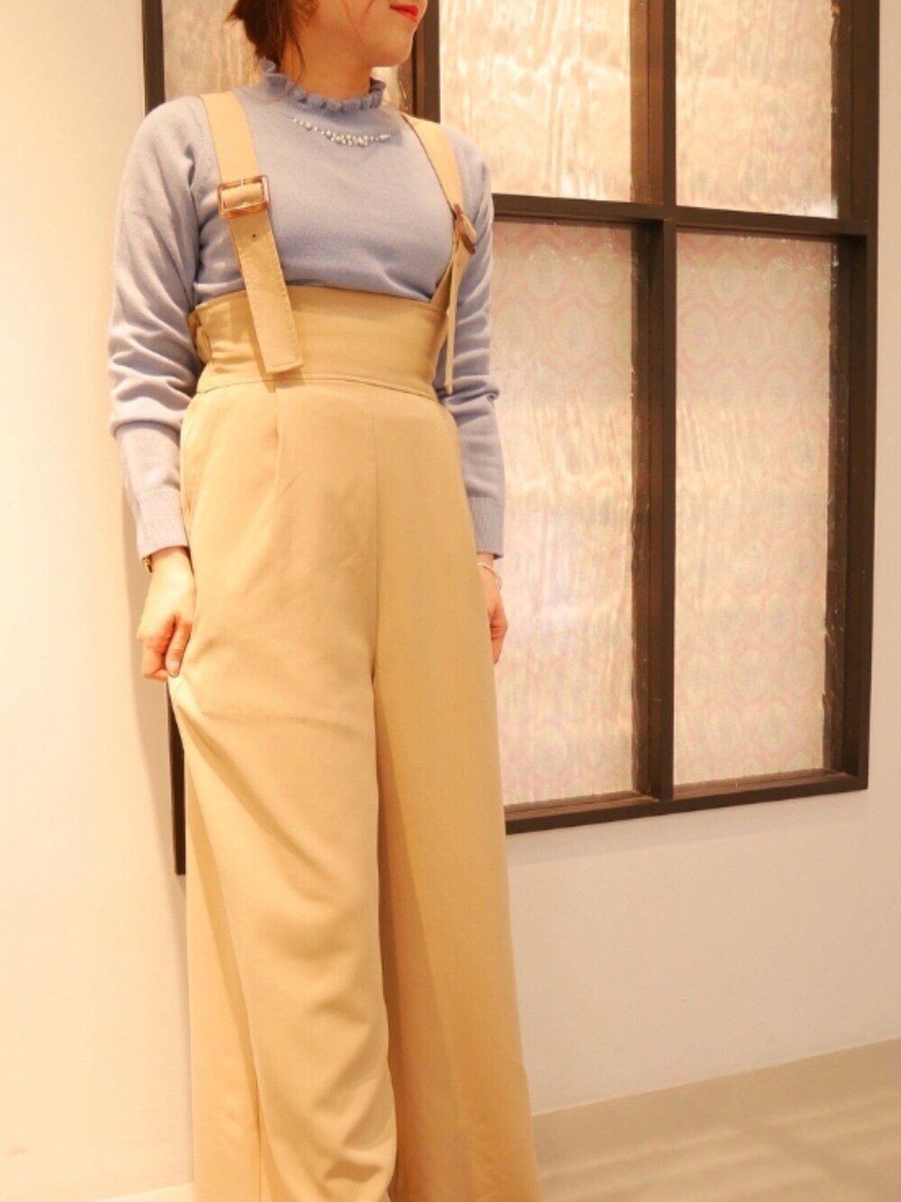 「大人ガーリー、ベージュ、春コーデ、サロペット、ママコーデ、サックスブルー、大人コーデ、フリルトップス」｜「earth music&ecologyのアイテム（オールインワン・サロペット、ベージュ系）」を使った、Yukoさん（レディース・154cm）の冬コーディネートの1枚目の写真