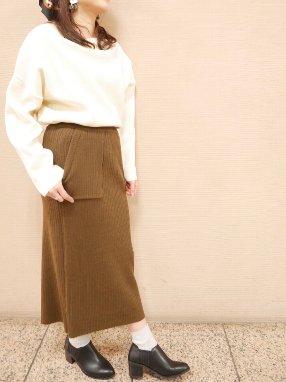 「ニットスカート、オトナカジュアル、今日のコーデ、シンプルコーデ、ブラウン、ロングスカート、おしゃれさんと繋がりたい、オトナ女子、春コーデ」｜「earth music&ecologyの・ナローニットスカート（スカート、ブラウン系）」を使った、Yukoさん（レディース・154cm）の冬コーディネートの1枚目の写真