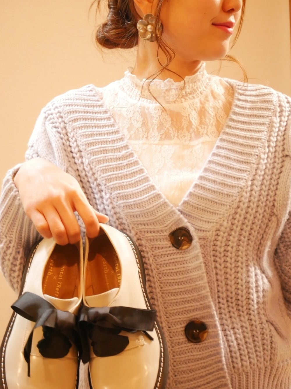 「ざっくりニット、レース、ガーリー、春コーデ、オトナ女子、低身長、プチプラ、fashion、おしゃれさんと繋がりたい、はるコーデ」｜「earth music&ecologyのSET2点 ざっくりカーディガン+レースプルオーバー ●（カーディガン/ボレロ、ブルー系）」を使った、Yukoさん（レディース・154cm）の冬コーディネートの1枚目の写真