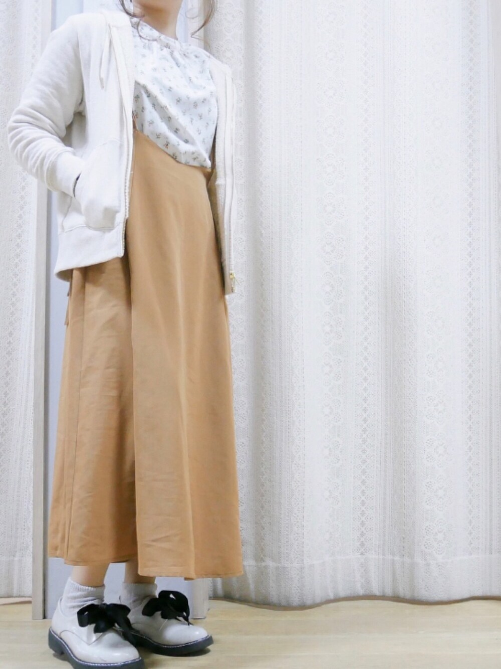 「おしゃれさんと繋がりたい、低身長コーデ、楽チンコーデ、ワンピース、花柄、カジュアル、ガーリー、春コーデ、ootd、ママコーデ」｜「earth music&ecologyのSET2点 スタンドブラウス+キャミワンピース 〇（ワンピース、その他）」を使った、Yukoさん（レディース・154cm）の冬コーディネートの1枚目の写真