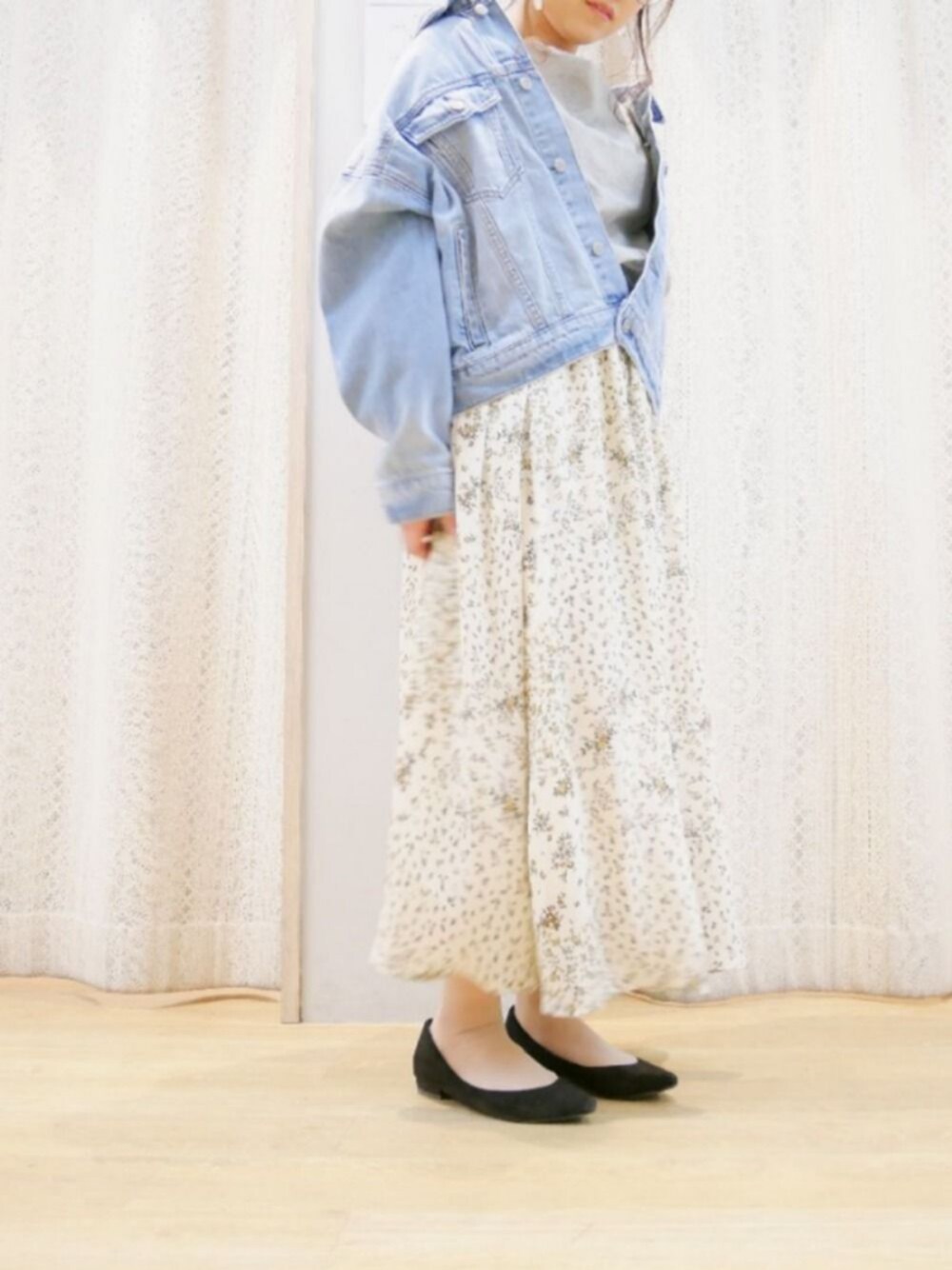 「オトナ女子、きれいめカジュアル、はるコーデ、ママコーデ、春、花柄、デニム、デート、フェミニン、ゆるコーデ」｜「earth music&ecologyのジョーゼットプリントギャザースカート（スカート、ホワイト系）」を使った、Yukoさん（レディース・154cm）の冬コーディネートの1枚目の写真