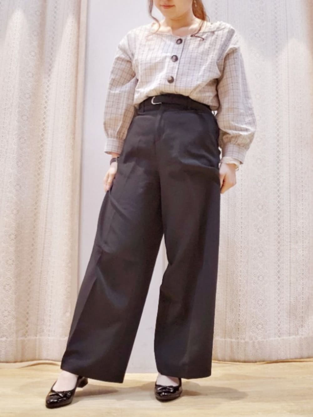 「低身長、大人コーデ、シンプル、チェック、春コーデ、ラクチンコーデ、ワイドパンツ、キレイめ、パンプス、オフィスカジュアル」｜「earth music&ecologyのid ワイドパンツ（その他パンツ、ブラック系）」を使った、Yukoさん（レディース・154cm）の春コーディネートの1枚目の写真